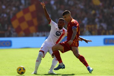 Roma, İtalya 22.10.2023: Monza 'dan Jose Machin ve Roma' dan Gianluca Mancini, İtalya Serie A TIM 2023-2024 futbol karşılaşmasının dokuzuncu gününde Roma 'daki Olimpiyat Stadyumu' nda AS Romanlar AC Monza 'ya karşı..