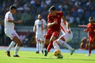 Roma, İtalya 22.10.2023: Monza 'dan Matteo Pessina, Roma' dan Andrea Belotti İtalya Serie A TIM 2023-2024 futbol karşılaşmasının dokuzuncu gününde Roma 'daki Olimpiyat Stadyumu' nda AS Romanlar AC Monza 'ya karşı..