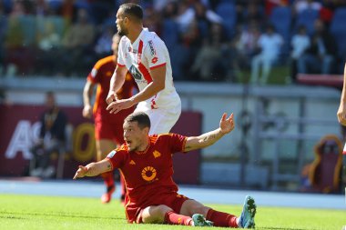 Roma, İtalya 22,10.2023: Roman Andrea Belotti İtalya Serie A TIM 2023-2024 futbol karşılaşmasında hakemle birlikte Roma 'daki Olimpiyat Stadyumu' nda AS Roman - AC Monza arasında protesto gösterisi düzenledi..