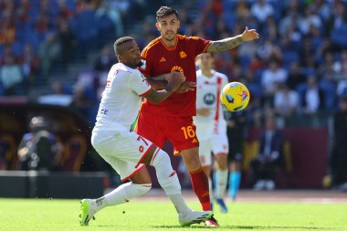 Roma, İtalya 22.10.2023: Monza 'dan Jose Machin ve Roma' dan Leandro Paredes, 9 Temmuz 2023-2024 tarihleri arasında oynanan İtalya Serie A TIM 2023-2024 futbol karşılaşmasında Roma Olimpiyat Stadyumu 'nda AS Romanlar AC Monza' ya karşı..