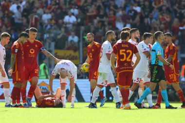 Roma, İtalya 22.10.2023: Hakem Syroldi İtalya Serie A TIM 2023-2024 futbol karşılaşmasında Monza 'dan Danilo D' Ambrosio için Roma 'daki Olympic Stadyumu' nda AS Roman - AC Monza maçı arasında kırmızı kart çıkardı.