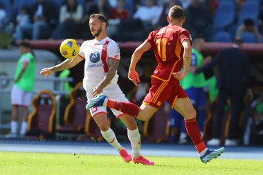 Roma, İtalya 22.10.2023: Monza 'dan Pedro Pereira, Roma' dan Andrea Belotti, Roma 'daki Olimpiyat Stadyumu' nda AS Roma - AC Monza arasındaki İtalya Serie A TIM 2023-2024 futbol karşılaşmasında eylem halindeler.