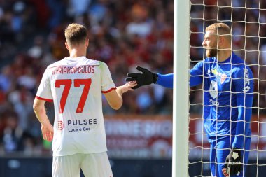 Roma, İtalya 22.10.2023: Monza 'dan G. Kyryakopoulos, Roma' dan Leandro Paredes İtalya Serisi A TIM 2023-2024 futbol karşılaşmasının dokuzuncu gününde Roma 'daki Olimpiyat Stadyumu' nda AS Roman AC Monza 'ya karşı..