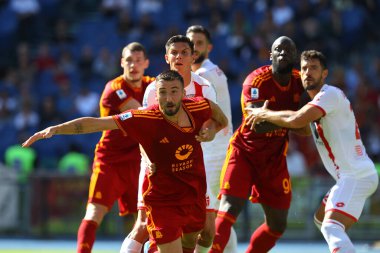 Roma, İtalya 22.10.2023: Romanlardan Bryan Cristante, Monza 'dan Matteo Pessina, Roma' daki Olimpiyat Stadyumu 'nda AS Roman AC Monza' ya karşı oynadığı 9..