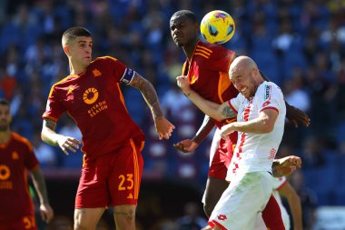 Roma, İtalya 22.10.2023: Roman Evan Ndicka ve Monza 'lı Luca Caldirola, 9 gün süren İtalya Serie A TIM 2023-2024 futbol karşılaşması sırasında Roma' daki Olimpiyat Stadyumu 'nda AS Romanlar AC Monza' ya karşı..