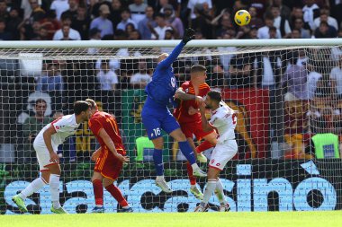 Roma, İtalya 22.10.2023: Monza 'dan Michele De Gregorio, Roma' dan Gianluca Mancini, Monza 'dan Luca Caldirola, İtalya' dan Serie A TIM 2023-2024 futbol karşılaşması sırasında 9..