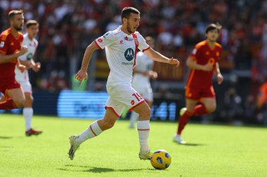 Roma, İtalya 22.10.2023: Monza 'dan Samuele Birindelli İtalya Serie A TIM 2023-2024 futbol maçının dokuzuncu gününde Roma Olimpiyat Stadyumu' nda AS Roma - AC Monza karşılaşması arasında hareket halinde..