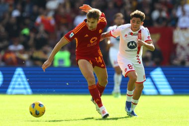 Roma, İtalya 22.10.2023: Roma 'dan Diego Llorente ve Monza' dan Samuele Vignato, İtalya Serisi A TIM 2023-2024 futbol karşılaşmasının dokuzuncu gününde Roma 'daki Olimpiyat Stadyumu' nda AS Roman AC Monza 'ya karşı..