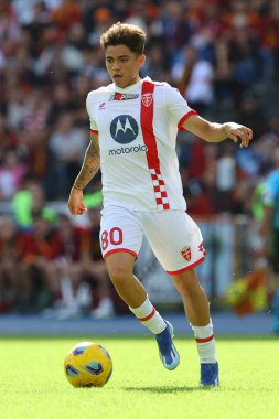 Roma, İtalya 22.10.2023: Monza 'dan Samuele Vignato İtalya Serie A TIM 2023-2024 futbol maçının dokuzuncu gününde Roma Olimpiyat Stadyumu' nda AS Roma - AC Monza karşılaşması arasında hareket halinde..