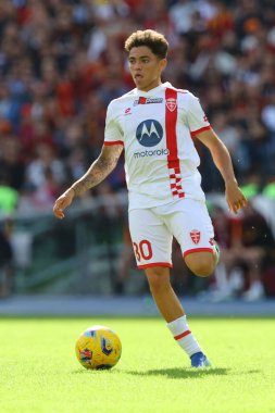 Roma, İtalya 22.10.2023: Monza 'dan Samuele Vignato İtalya Serie A TIM 2023-2024 futbol maçının dokuzuncu gününde Roma Olimpiyat Stadyumu' nda AS Roma - AC Monza karşılaşması arasında hareket halinde..