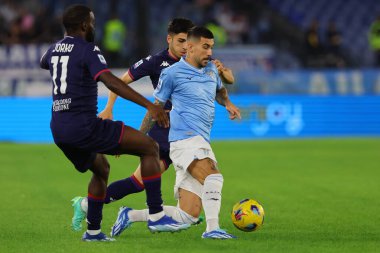 Roma, İtalya 30.10.2023: Lazio 'dan Mattia Zaccagni, Fiorentinain' den Jonathan Ikone İtalya Serisi A TIM 2023-2024 futbol maçının 10. gününde, SS Lazio 'ya karşı Roma Olimpiyat Stadyumu' nda ACF Fiorentina.