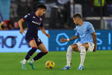 Roma, İtalya 30.10.2023: Fiorentina 'dan Parisi, Lazio' dan Taty Mattia Zaccagni İtalya Serisi A TIM 2023-2024 futbol maçının 10. gününde Roma 'daki Olimpiyat Stadyumu' nda SS Lazio 'ya karşı ACF Fiorentina arasındaki maçta görev aldı..
