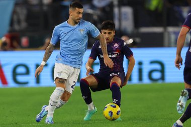 Roma, İtalya 30.10.2023: Fiorentina 'dan Parisi, Lazio' dan Taty Mattia Zaccagni İtalya Serisi A TIM 2023-2024 futbol maçının 10. gününde Roma 'daki Olimpiyat Stadyumu' nda SS Lazio 'ya karşı ACF Fiorentina arasındaki maçta görev aldı..