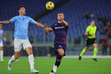 Roma, İtalya 30.10.2023: Lazio 'dan Alessio Romagnoli, Fiorentina' dan Lucas Beltran İtalya Serisi A TIM 2023-2024 futbol maçının 10. gününde Roma 'daki Olimpiyat Stadyumu' nda SS Lazio 'ya karşı ACF Fiorentina.