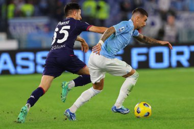 Roma, İtalya 30.10.2023: Fiorentina 'dan Parisi, Lazio' dan Mattia Zaccagni İtalya Serisi A TIM 2023-2024 futbol maçının 10. gününde Roma 'daki Olimpiyat Stadyumu' nda SS Lazio 'ya karşı ACF Fiorentina arasında hareket halindedir..