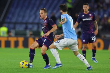 Roma, İtalya 30.10.2023: Fiorentina 'dan Melo Arthur, Roma' daki Olimpiyat Stadyumu 'nda SS Lazio ACF Fiorentina' ya karşı ACF Fiorentina arasındaki İtalya Serie A TIM 2023-2024 futbol maçında Lazio 'lu Luis Alberto görev başında..