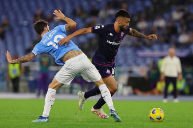 Roma, İtalya 30.10.2023: Fiorentina 'dan Nicolas Gonzalez, Roma' daki Olimpiyat Stadyumu 'nda SS Lazio' ya karşı ACF Fiorentina arasındaki İtalya Serie A TIM 2023-2024 futbol maçı sırasında Lazio 'dan Luis Alberto eylem halindeydi..