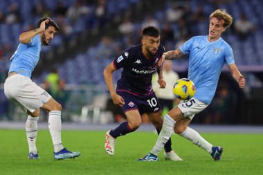 Roma, İtalya 30.10.2023: Fiorentina 'dan Nicolas Gonzalez, Lazio' dan Luis Alberto, Lazio 'dan Nicolo Rovella İtalya Serie A TIM 2023-2024 futbol karşılaşmasının 10. gününde, SS Lazio' dan ACF Fiorentina Roma 'daki Olimpiyat Stadyumu' nda karşı karşıya geldi..