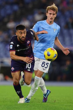 Roma, İtalya 30.10.2023: Fiorentina 'lı Nicolas Gonzalez, Lazio' lu Nicolo Rovella, İtalya Serisi A TIM 2023-2024 futbol maçının 10. gününde Roma Olimpiyat Stadyumu 'nda SS Lazio ACF Fiorentina' ya karşı.