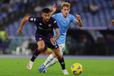 Roma, İtalya 30.10.2023: Fiorentina 'lı Nicolas Gonzalez, Lazio' lu Nicolo Rovella, İtalya Serisi A TIM 2023-2024 futbol maçının 10. gününde Roma Olimpiyat Stadyumu 'nda SS Lazio ACF Fiorentina' ya karşı.