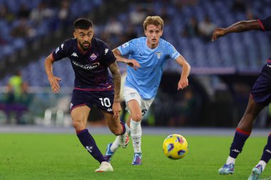 Roma, İtalya 30.10.2023: Fiorentina 'lı Nicolas Gonzalez, Lazio' lu Nicolo Rovella, İtalya Serisi A TIM 2023-2024 futbol maçının 10. gününde Roma Olimpiyat Stadyumu 'nda SS Lazio ACF Fiorentina' ya karşı.