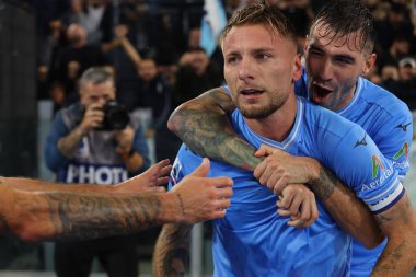 Roma, İtalya 30.10.2023: Lazio 'lu Ciro Immobile penaltıyı 1-0 yendi ve İtalya Serie A TIM 2023-2024 futbol karşılaşmasının 10. gününde Roma Olimpiyat Stadyumu' nda SS Lazio ile ACF Fiorentina arasında kutluyor..