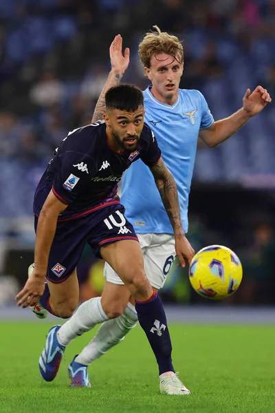 Roma, İtalya 30.10.2023: Fiorentina 'lı Nicolas Gonzalez, Lazio' lu Nicolo Rovella, İtalya Serisi A TIM 2023-2024 futbol maçının 10. gününde Roma Olimpiyat Stadyumu 'nda SS Lazio ACF Fiorentina' ya karşı.