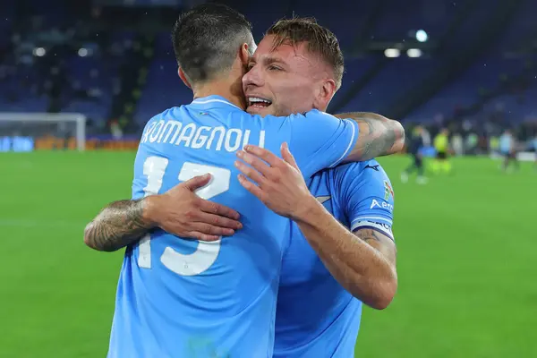 Roma, İtalya 30.10.2023: Lazio 'lu Ciro Immobile penaltıyı 1-0 yendi ve İtalya Serie A TIM 2023-2024 futbol karşılaşmasının 10. gününde Roma Olimpiyat Stadyumu' nda SS Lazio ile ACF Fiorentina arasında kutluyor..