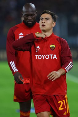 Roma, İtalya 06.11.2023: İtalyan Paulo Dybala İtalya Serie A TIM 2023-2024 futbol karşılaşması öncesinde ısınırken, AS Romanlar ABD Lecce 'ye karşı Roma Olimpiyat Stadyumu' nda.
