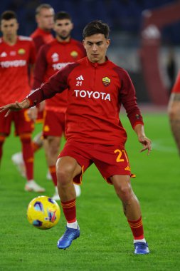 Roma, İtalya 06.11.2023: İtalyan Paulo Dybala İtalya Serie A TIM 2023-2024 futbol karşılaşması öncesinde ısınırken, AS Romanlar ABD Lecce 'ye karşı Roma Olimpiyat Stadyumu' nda.