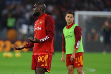Roma, İtalya 06.11.2023: Roman Romelu Lukaku ve Roman Paulo Dybala İtalya Serisi A TIM 2023-2024 futbol karşılaşması öncesinde ısınırken, AS Romanları Roma 'daki Olimpiyat Stadyumu' nda ABD Lecce 'ye karşı.