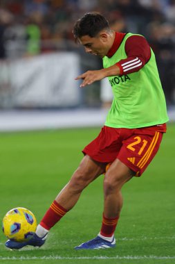 Roma, İtalya 06.11.2023: İtalyan Paulo Dybala İtalya Serie A TIM 2023-2024 futbol karşılaşması öncesinde ısınırken, AS Romanlar ABD Lecce 'ye karşı Roma Olimpiyat Stadyumu' nda.
