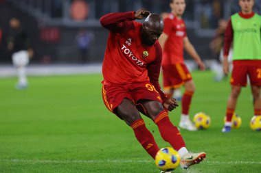Roma, İtalya 06.11.2023: Roma 'dan Romelu Lukaku İtalya Serie A TIM 2023-2024 futbol karşılaşması öncesinde ısınırken, AS Roma ABD Lecce' ye karşı Roma Olimpiyat Stadyumu 'nda.
