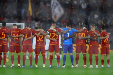 Roma, İtalya 06.11.2023: İtalya Serie A TIM 2023-2024 futbol karşılaşmasında savaş mağdurları için bir dakikalık saygı duruşu, AS Romanları Roma Olimpiyat Stadyumu 'nda ABD Lecce' ye karşı..