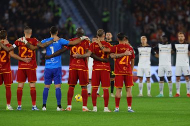 Roma, İtalya 06.11.2023: İtalya Serie A TIM 2023-2024 futbol karşılaşmasında savaş mağdurları için bir dakikalık saygı duruşu, AS Romanları Roma Olimpiyat Stadyumu 'nda ABD Lecce' ye karşı..