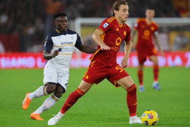 Roma, İtalya 06.11.2023: Lecce 'den Lameck Banda, Roma' dan Edoardo Bove İtalya Serisi A TIM 2023-2024 futbol karşılaşmasının 11. gününde, AS Romanları Roma 'daki Olimpiyat Stadyumu' nda ABD Lecce 'ye karşı.