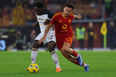 Roma, İtalya 06.11.2023: Lecce 'den Lameck Banda, Roma' dan Paulo Dybala İtalya Serie A TIM 2023-2024 futbol karşılaşması 11 gün, AS Romanları Roma 'daki Olimpiyat Stadyumu' nda ABD Lecce 'ye karşı.