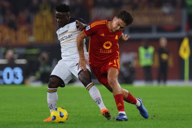 Roma, İtalya 06.11.2023: Lecce 'den Lameck Banda, Roma' dan Paulo Dybala İtalya Serie A TIM 2023-2024 futbol karşılaşması 11 gün, AS Romanları Roma 'daki Olimpiyat Stadyumu' nda ABD Lecce 'ye karşı.