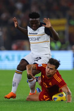 Roma, İtalya 06.11.2023: Lecce 'den Lameck Banda, Roma' dan Paulo Dybala İtalya Serie A TIM 2023-2024 futbol karşılaşması 11 gün, AS Romanları Roma 'daki Olimpiyat Stadyumu' nda ABD Lecce 'ye karşı.