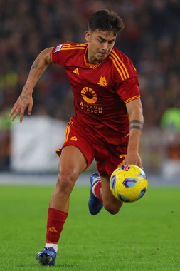 Roma, İtalya 06.11.2023: İtalyan Paulo Dybala İtalya Serie A TIM 2023-2024 futbol karşılaşmasında, AS Romanları ABD Lecce 'ye karşı Roma Olimpiyat Stadyumu' nda karşı karşıya.