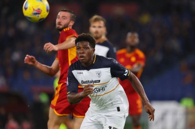 Roma, İtalya 06.11.2023: İtalya Serie A TIM 2023-2024 futbol karşılaşmasında Lecce Tuia, Roma 'daki Olimpiyat Stadyumu' nda AS Romanlar ABD Lecce 'ye karşı..