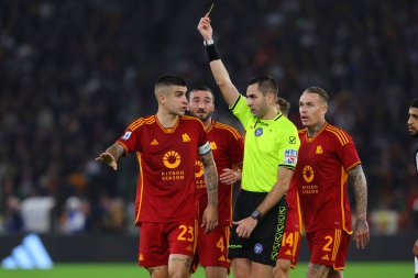 Roma, İtalya 06.11.2023: Hakem Colombo İtalya Serie A TIM 2023-2024 futbol karşılaşması sırasında Lecce Tuia için sarı kart çıkardı, AS Roma 'ya karşı ABD Lecce Roma Olimpiyat Stadyumu' nda.