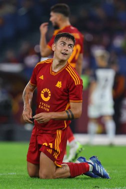 Roma, İtalya 06.11.2023: İtalya 'dan Paulo Dybala İtalya' dan Serie A TIM 2023-2024 futbol maçının 11. gününde hayal kırıklığı yaşadı, AS Romanlar ABD Lecce 'ye karşı Roma Olimpiyat Stadyumu' nda.