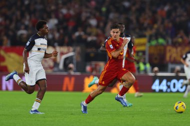 Roma, İtalya 06.11.2023: Lecce Tuia, Roman Paulo Dybala İtalya Serie A TIM 2023-2024 futbol karşılaşması, AS Romanlar ABD Lecce 'ye karşı Roma Olimpiyat Stadyumu' nda karşı karşıya.