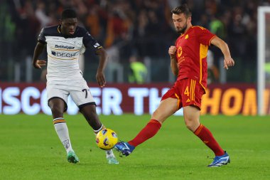 Roma, İtalya 06.11.2023: Lecce 'li Ceesay ve Roma' lı Bryan Cristante, İtalya Serie A TIM 2023-2024 futbol karşılaşmasının 11. gününde, AS Roma ABD Lecce 'ye karşı Roma Olimpiyat Stadyumu' ndaki Olimpiyat Stadyumu 'nda.