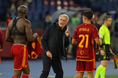 Roma, İtalya 06.11.2023: Jose Mourinho Roman teknik direktörü Roma 'dan Romelu Lukaku' yu İtalya Serie A TIM 2023-2024 futbol karşılaşması 11 gün, AS Roma 'daki ABD Lecce' ye karşı Roma Olimpiyat Stadyumu 'nda oynanan 11..