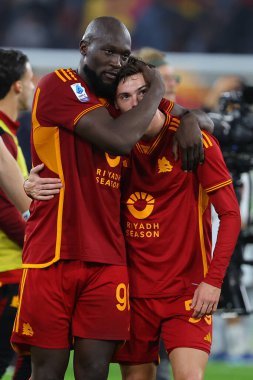 Roma, İtalya 06.11.2023: Romanlardan Romelu Lukaku İtalya Serisi 2023-2024 futbol karşılaşması sonunda Romanlardan Nicola Zelewski 'ye sarıldı, AS Romanları Roma' daki Olimpiyat Stadyumu 'nda ABD Lecce' ye karşı.