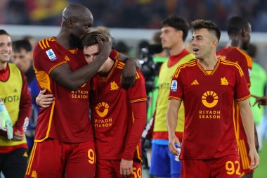 Roma, İtalya 06.11.2023: Romanlardan Romelu Lukaku İtalya Serisi 2023-2024 futbol karşılaşması sonunda Romanlardan Nicola Zelewski 'ye sarıldı, AS Romanları Roma' daki Olimpiyat Stadyumu 'nda ABD Lecce' ye karşı.