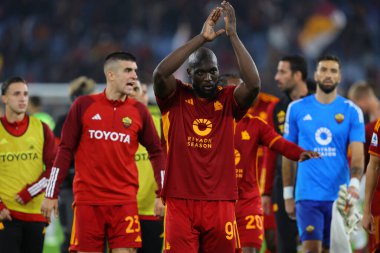 Roma, İtalya 06.11.2023: Roma 'dan Romelu Lukaku İtalya Serie A TIM 2023-2024 futbol karşılaşmasının 11. gününde zaferi kutladı, AS Romanları ABD Lecce' ye karşı Roma Olimpiyat Stadyumu 'nda.