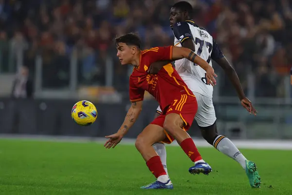 Roma, İtalya 06.11.2023: Lecce 'den Kaba Ceesay, Roma' dan Paulo Dybala İtalya Serie A TIM 2023-2024 futbol karşılaşması, Roma 'daki Olimpiyat Stadyumu' nda AS Roman ABD Lecce 'ye karşı.